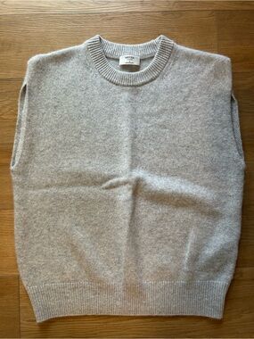 Essential Cashmere Relaxed Crew Vest in Heather Grey